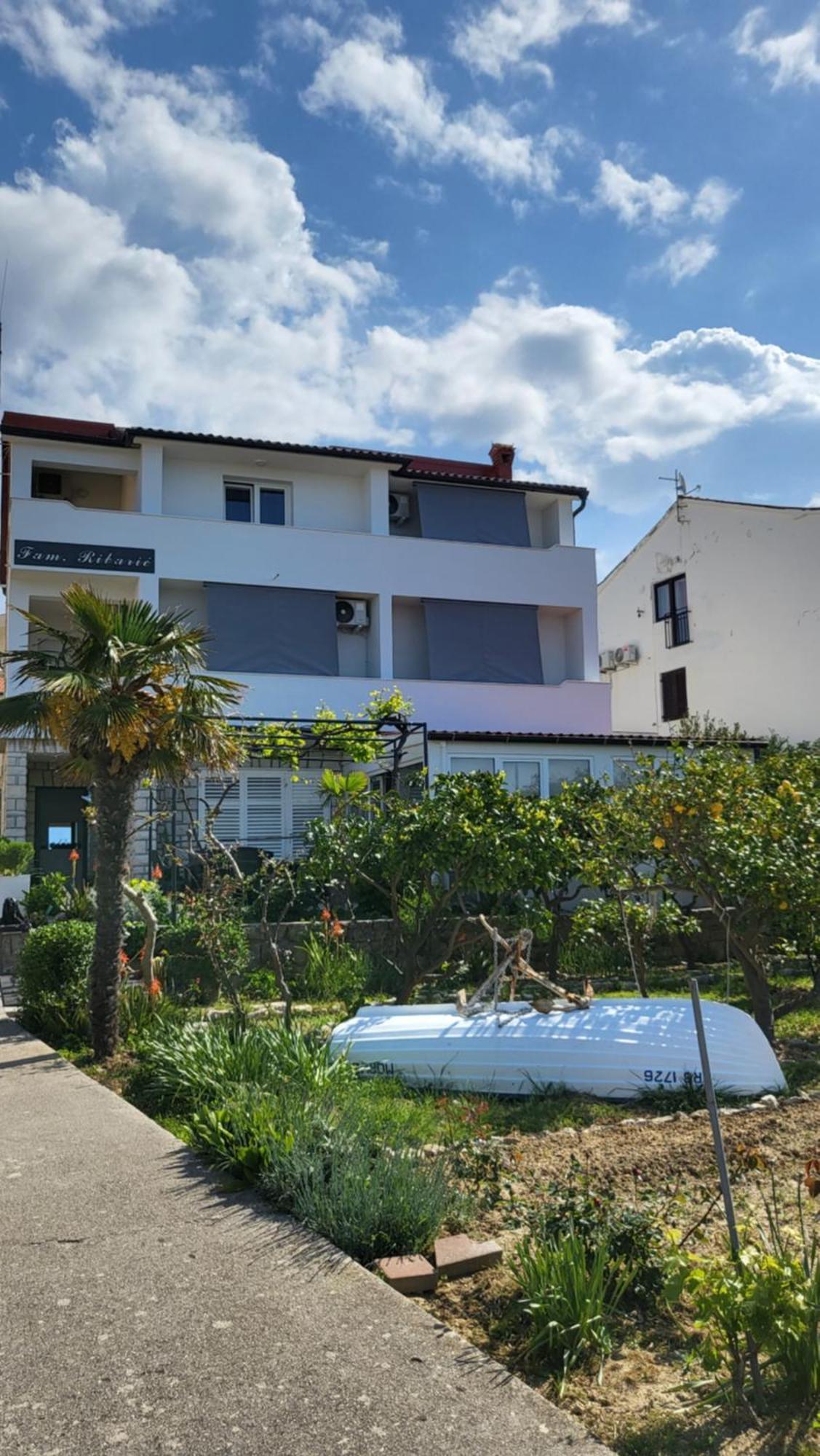 Apartments & Rooms Fam Ribaric Банёл Экстерьер фото